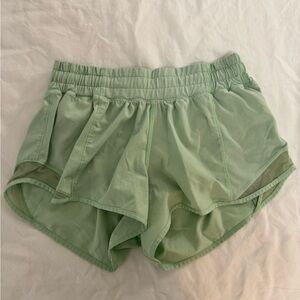 lululemonon low rise hottyty hot shorts 2.5”
